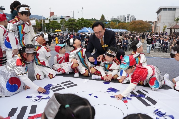 나주시, 제4회 태극기거리 축제…시민, 학생 400여 명 참여