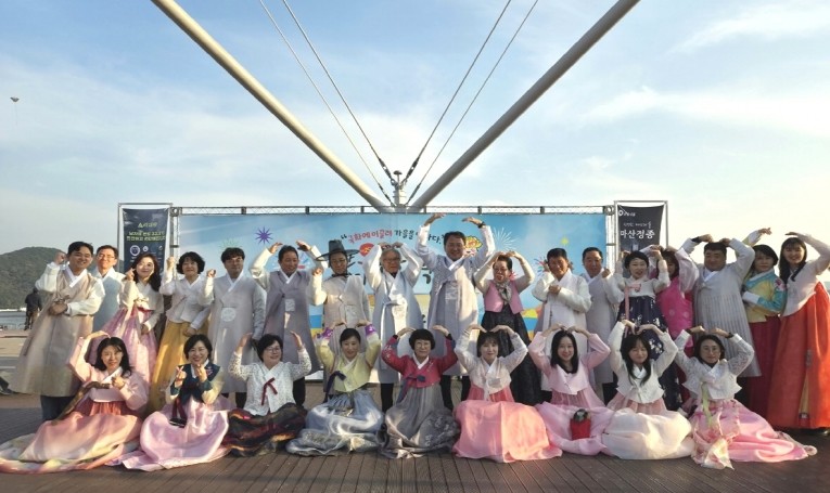 창원시 부림시장 한복, 국화축제장서 꽃피다