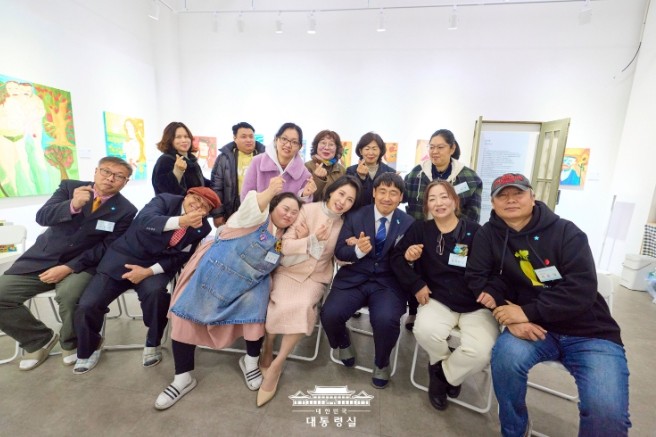 김혜경 여사, 발달장애인 작가 전시회 방문 및 차담회