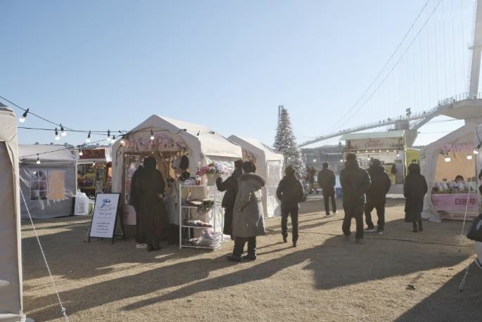 출렁다리 야경 아래 크리스마스 마켓… 