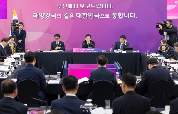 마지막 업무보고 받은 이 대통령…&q...