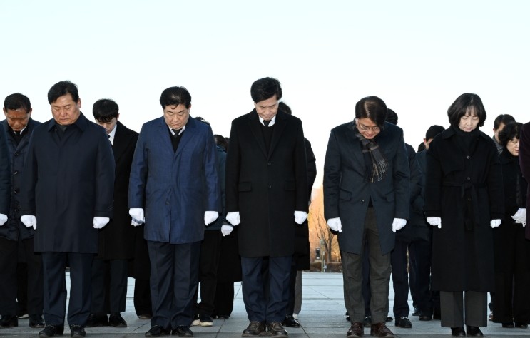 밀양시, 새해 충혼탑 참배로 2026...