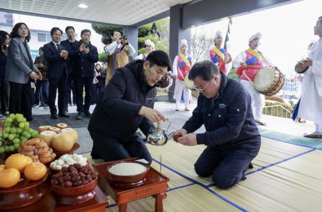 "산청군민, 안녕과 건강을 기원합니다"