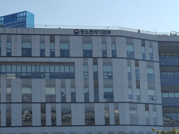 중기부, AI+제조 상생형 AI 스마...