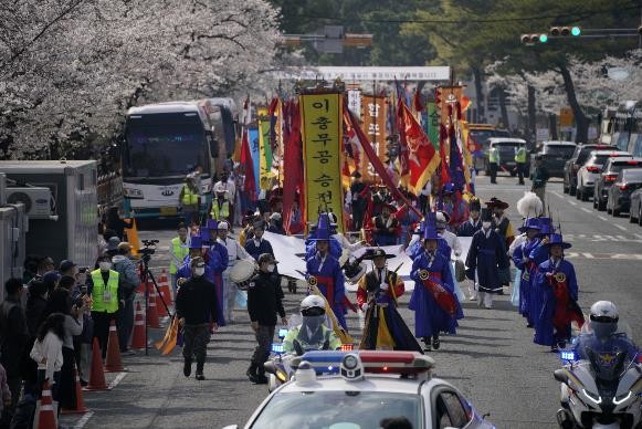 창원시 제64회 진해군항제, 이충무공 승전행차로 축제의 막을 올리다
